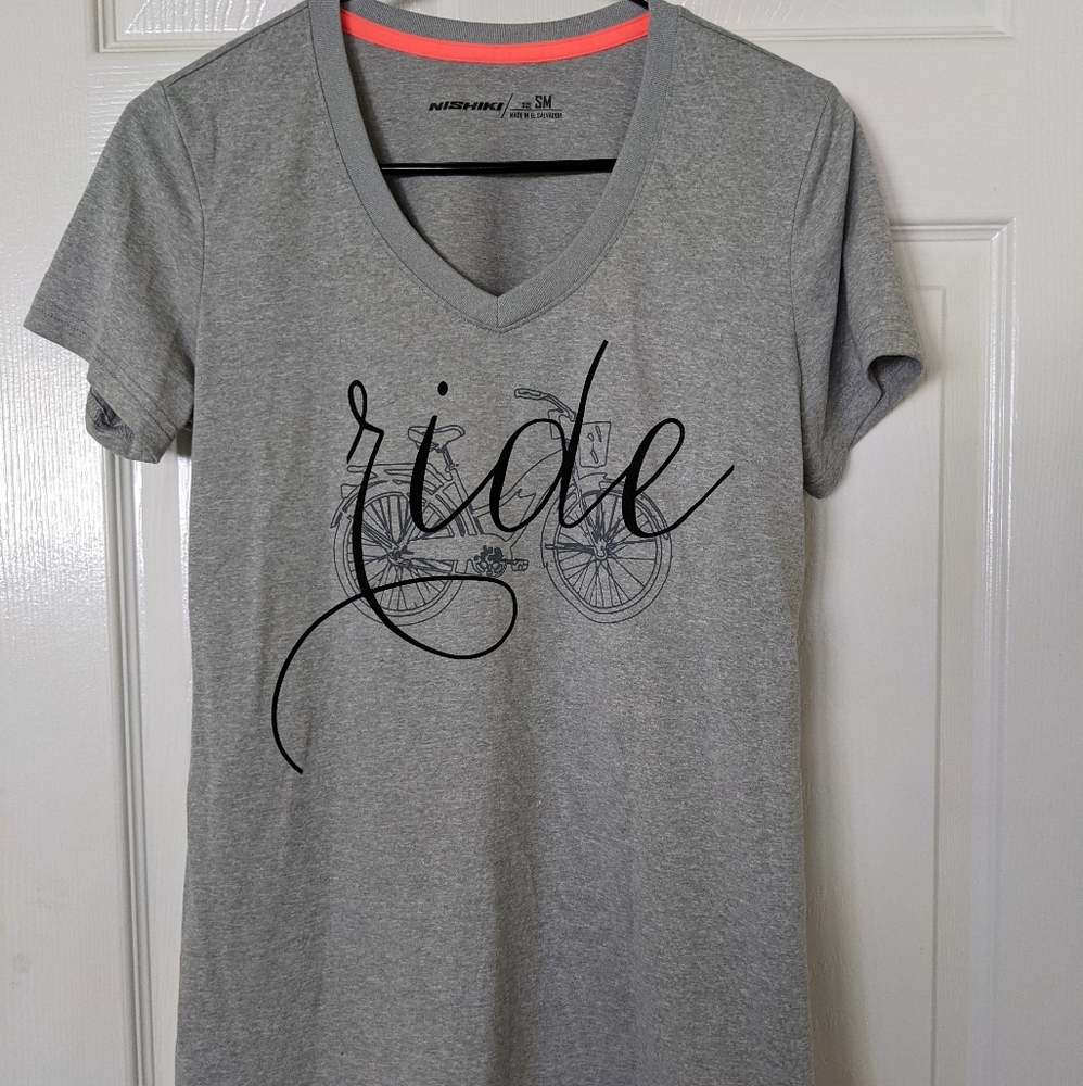 Workout tee with bicycle design